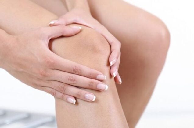 With arthrosis, acute pain occurs, reducing the mobility of the knee joint. 